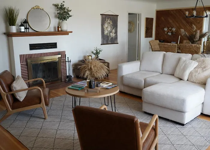 Cozy Chic Farmhouse! Perfect For Park Explorers!