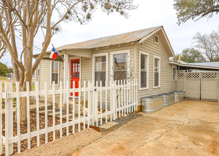 Walk To Main Street: Cottage W/ Deck In Bandera!