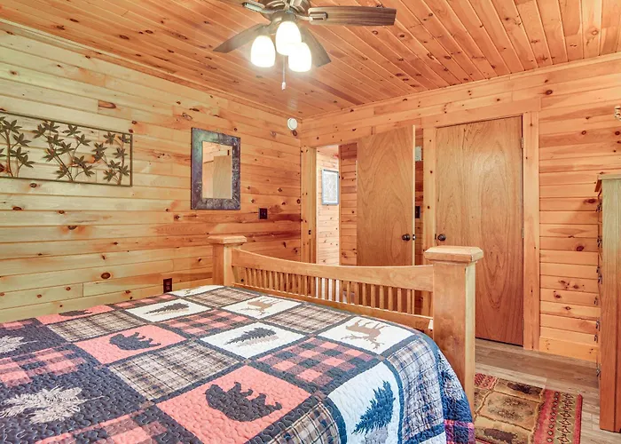 Woodsy Beaver Cove Cabin W/ Deck & Fire Pit!