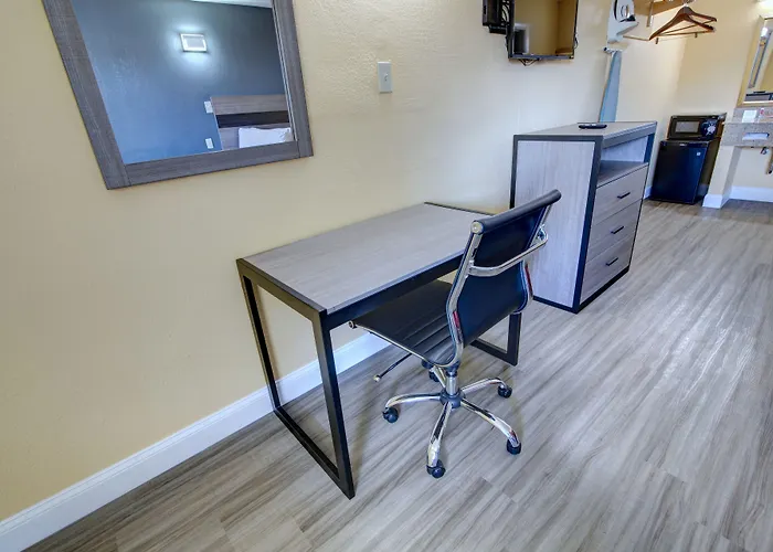Econo Lodge At Military Circle