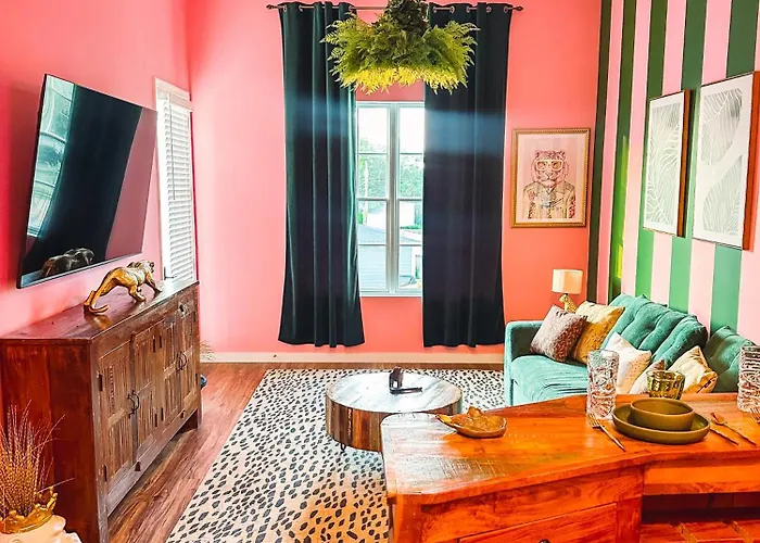 Dreaming With Dolly - Luxe Stay Near Broadway