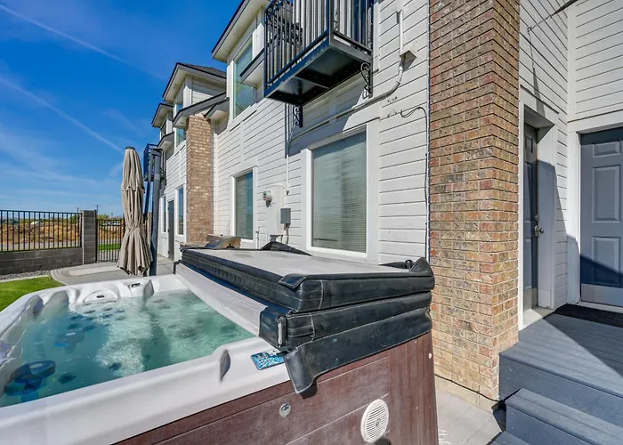 Pasco Condo W/ Columbia River Views + Hot Tub