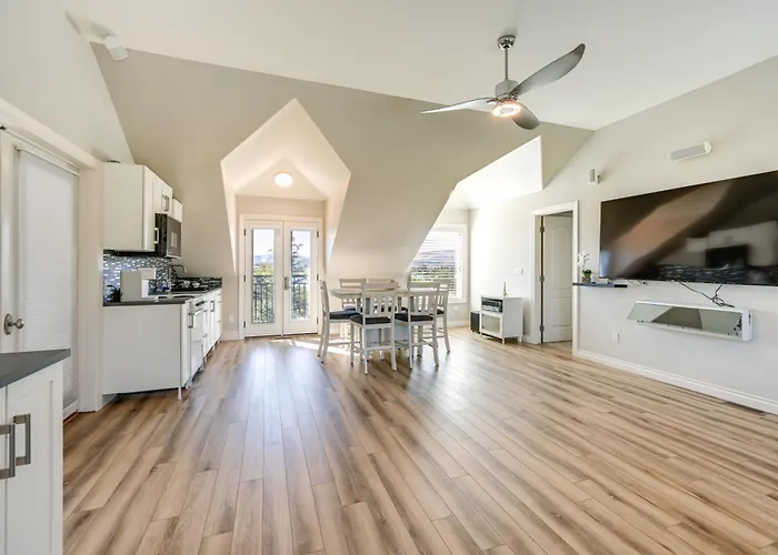 Pasco Condo W/ Columbia River Views + Hot Tub