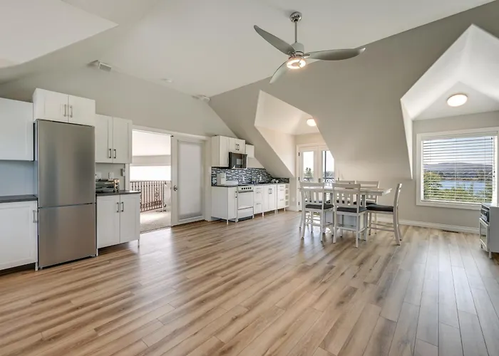 Pasco Condo W/ Columbia River Views + Hot Tub