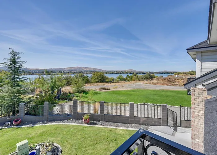 Pasco Condo W/ Columbia River Views + Hot Tub