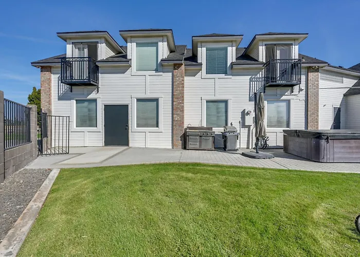 Pasco Condo W/ Columbia River Views + Hot Tub