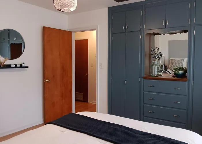 Mid Century Style Cottage Near Historic Downtown