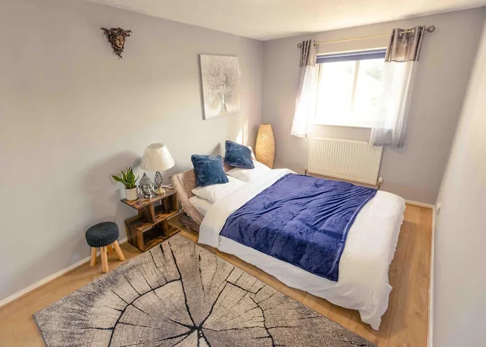House - Sleeps 8 - Pet Friendly - Garden - Parking