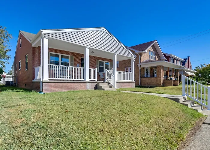 Walk To Ritter Park: Renovated Home Near Marshall!