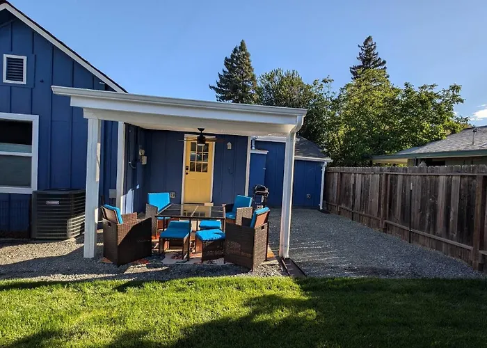 Downtown Cottage With King Bed