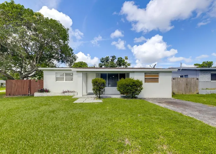 Fenced-In Yard: Home 3 Mi To Hard Rock Stadium!