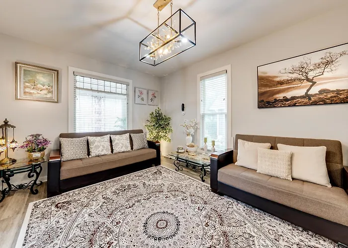 1 Mi To Dtwn Elgin: Dutch Colonial W/ Lovely Patio