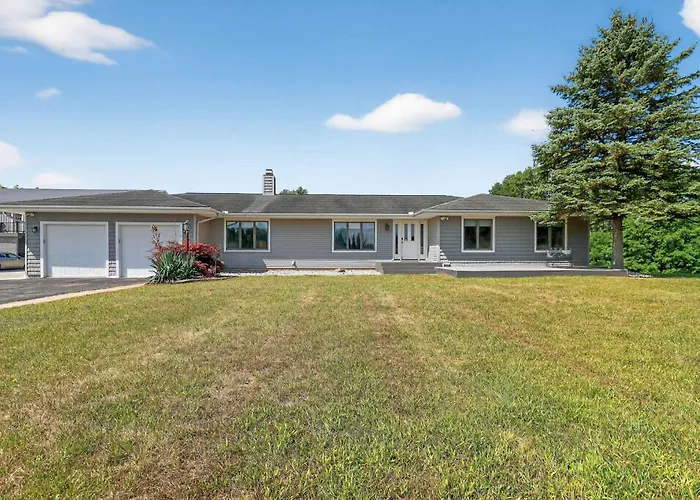 Grass Lake Retreat With Game Room & Fire Pit
