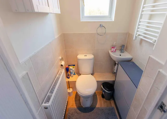 House - Sleeps 8 - Pet Friendly - Garden - Parking