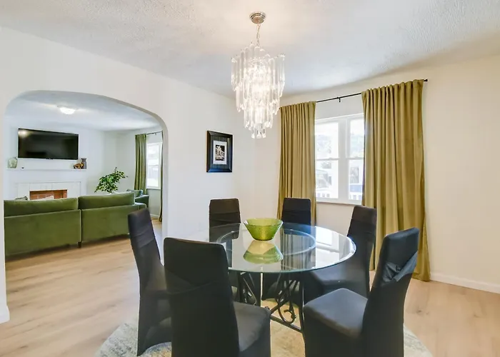 Walk To Ritter Park: Renovated Home Near Marshall!