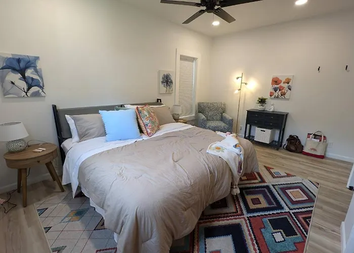 Downtown Cottage With King Bed