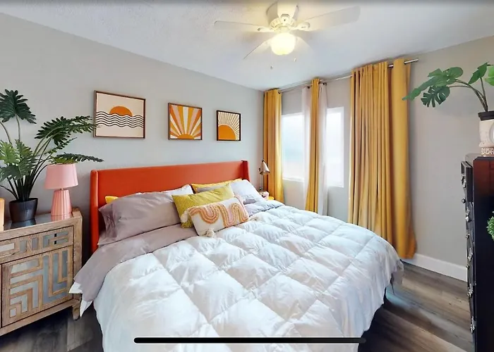 4 Bedroom Vintage Cool House