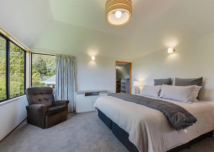 Coastal Sound - Waikawa Holiday Home