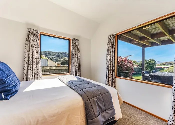 Coastal Sound - Waikawa Holiday Home