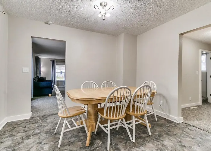 Cozy House Near Iowa State Fairgrounds!