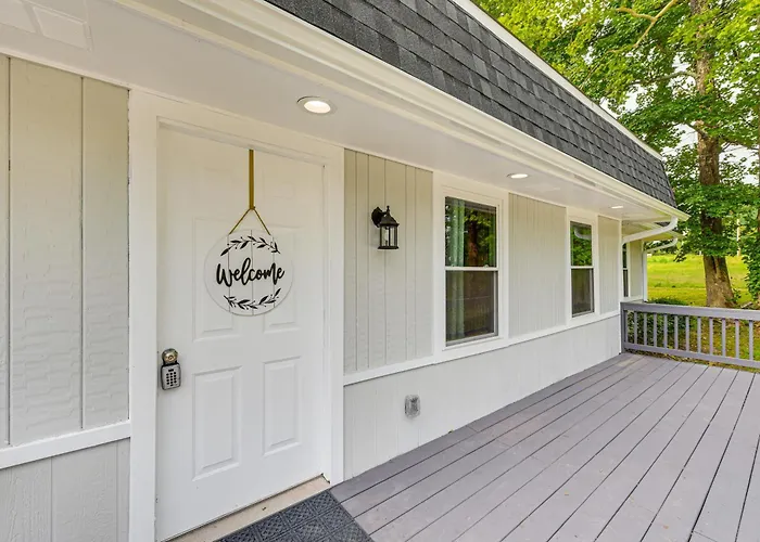 Private Deck & Yard: Home 3 Mi To Dtwn Sanford!