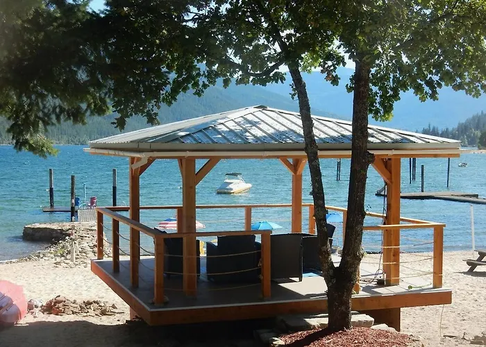 Beach Front Cabin Near Nelson, Bc
