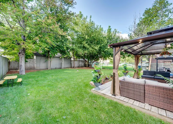 1 Mi To Dtwn Elgin: Dutch Colonial W/ Lovely Patio