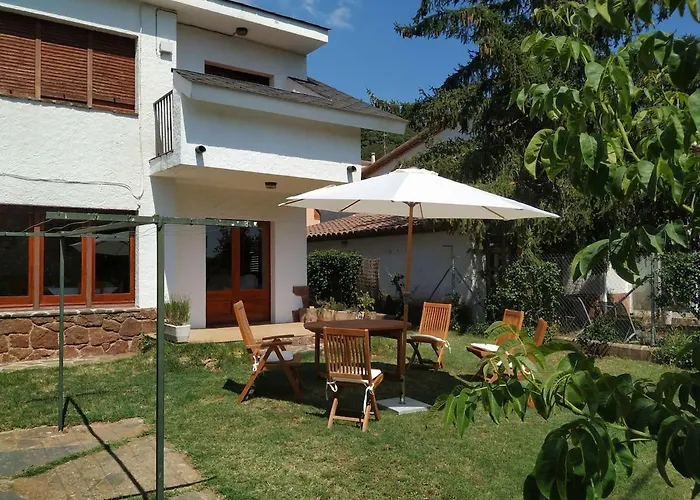 Casa amb jardí i llar de foc
