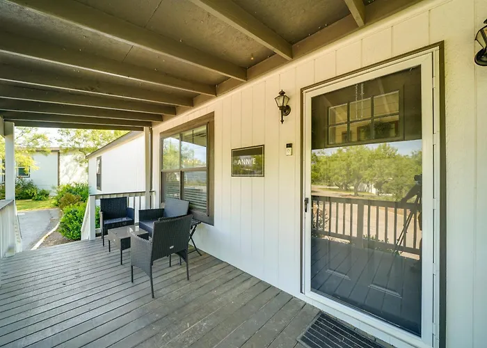 Pet-Friendly Hill Country Hideaway W/ Deck