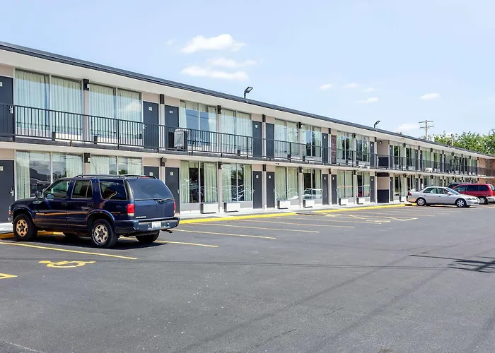 Econo Lodge Shorewood