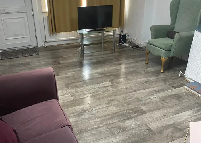 Cheerful 2 Bedroom Residential Home - Free Parking