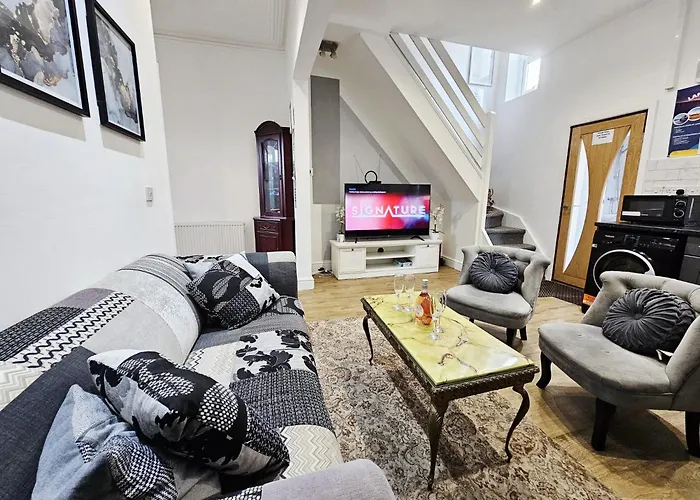 Cheerful 4 Bedroom Close To Uclan, Preston City Center
