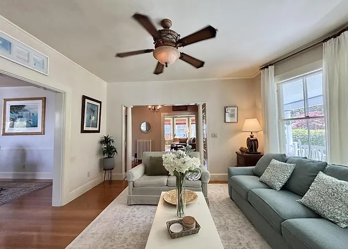 Big New England Family Home; Walk To Beach, Shops