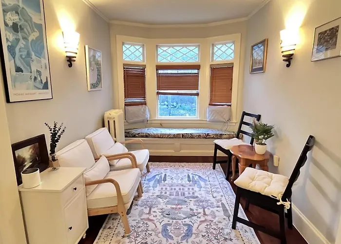 Big New England Family Home; Walk To Beach, Shops