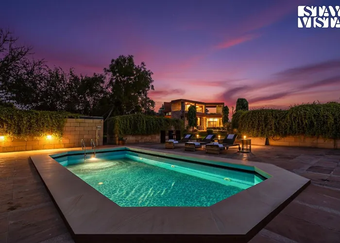 Stayvista At The Cityscape With Outdoor Pool