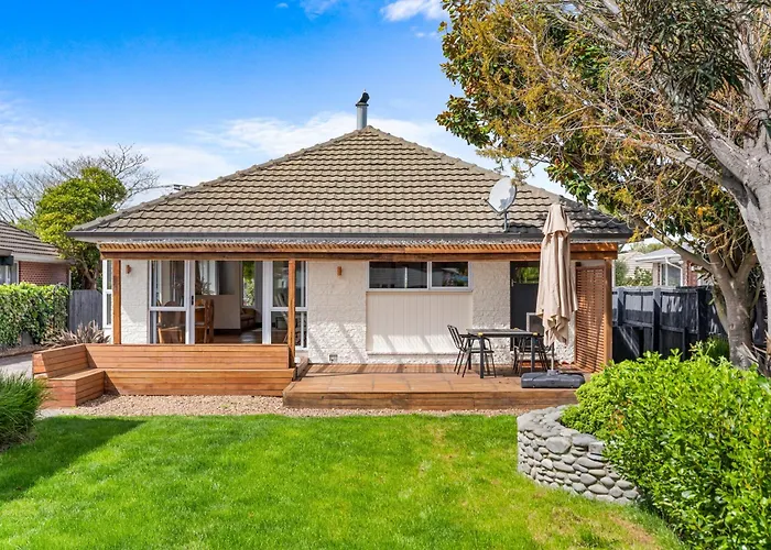 Peaceful Four Bedroom Holiday House Near Airport