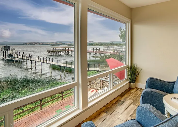 Waterfront Clear Lake Home W/ Game Room & Deck!