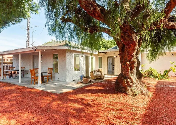 Spacious 5 Bedroom Brand New House Lax