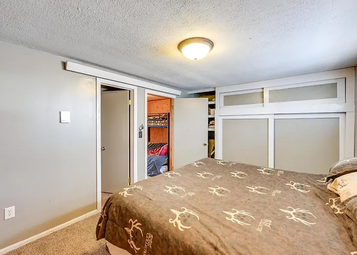 Hunt, Fish & Hike: Home W/ Deck In Encampment