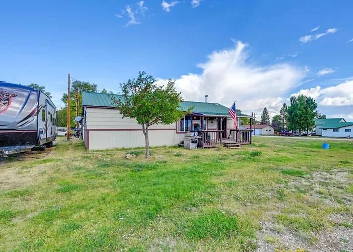 Hunt, Fish & Hike: Home W/ Deck In Encampment