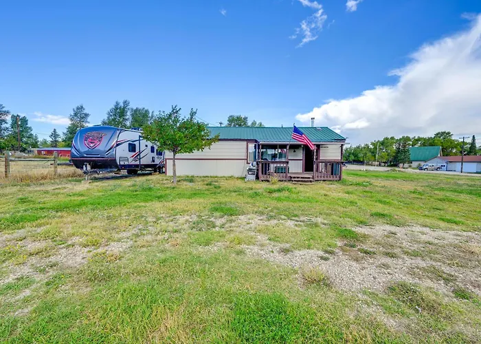 Hunt, Fish & Hike: Home W/ Deck In Encampment