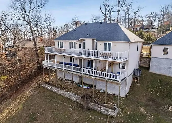 Lakeside Retreat - Large Deck & Game Room With Views