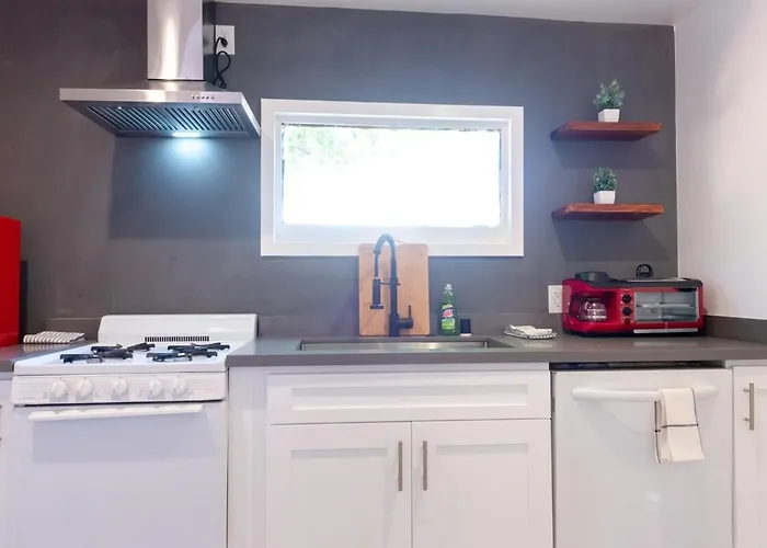 Modern Private Guesthouse With Parking, Yard, And Washer Dryer