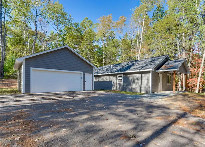Lake Days, Links & Trails! Danbury Cottage