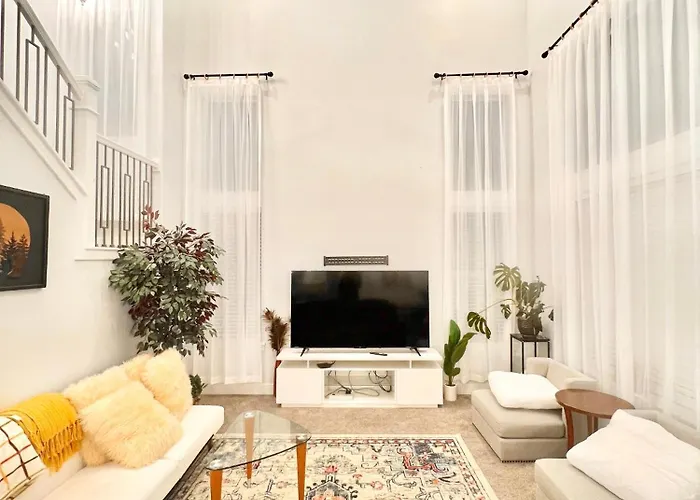 New 4-Bed 4-Bath Stylish House With Mountain View And 2 Garages