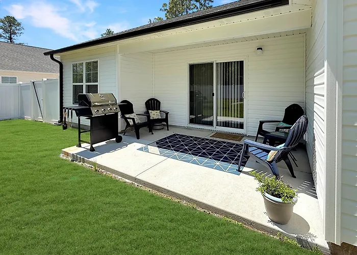 Shadow Lakes Retreat~Central Location To Beaches, Golfing, Southport Ferry
