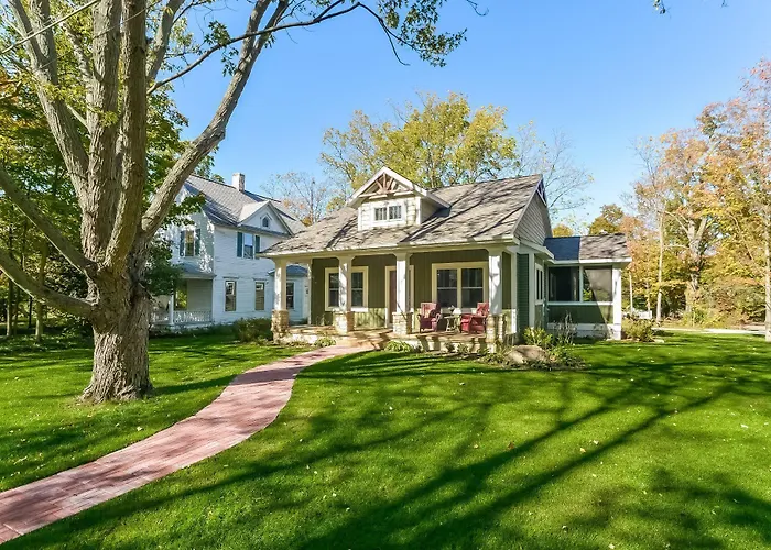 Four Gen House On Hill In Saugatuck Walk To Town