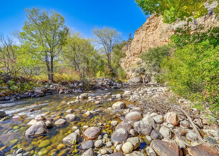 Creekside Ten Sleep Vacation Rental + Deck & Grill