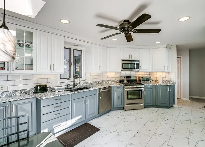 Spacious Riverfront Home W/ Dock In St Clair!