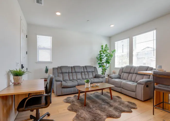 Cozy & Convenient Residential Duplex In Woodland
